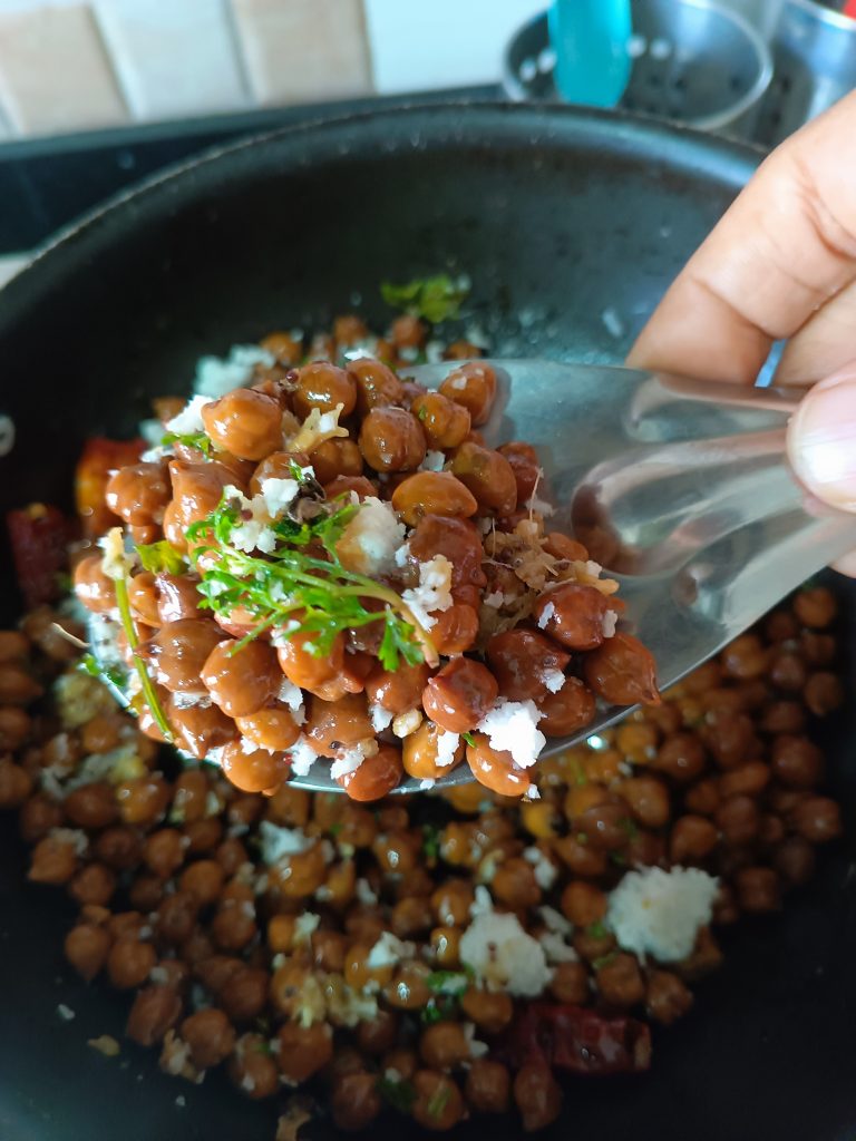 Konda Kadalai Sundal or Chickpeas Sundal is a South Indian offering for Navratri festival made with black chickpeas and basic pantry spices.