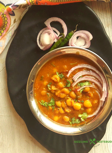 Safed Vatanyachi Usal is a curry made with rehydrated white peas slow cooked in a tangy spicy base. Served with Pav (bread rolls) or Roti (Flatbread).