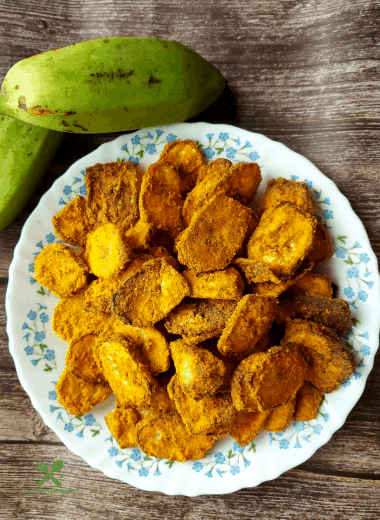 Airfryer Banana Crisps is a low cal and low carb GF, Vegan Snack made with raw banana, Chickpeas flour and basic spices. SErved as a side or a snack